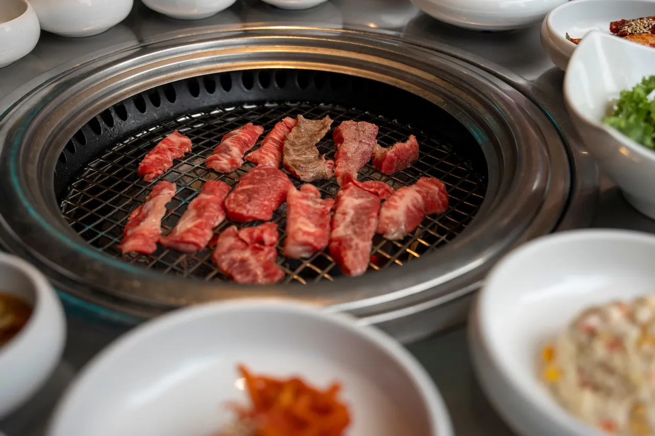 焼肉のイメージ。丸い網で焼ける牛肉